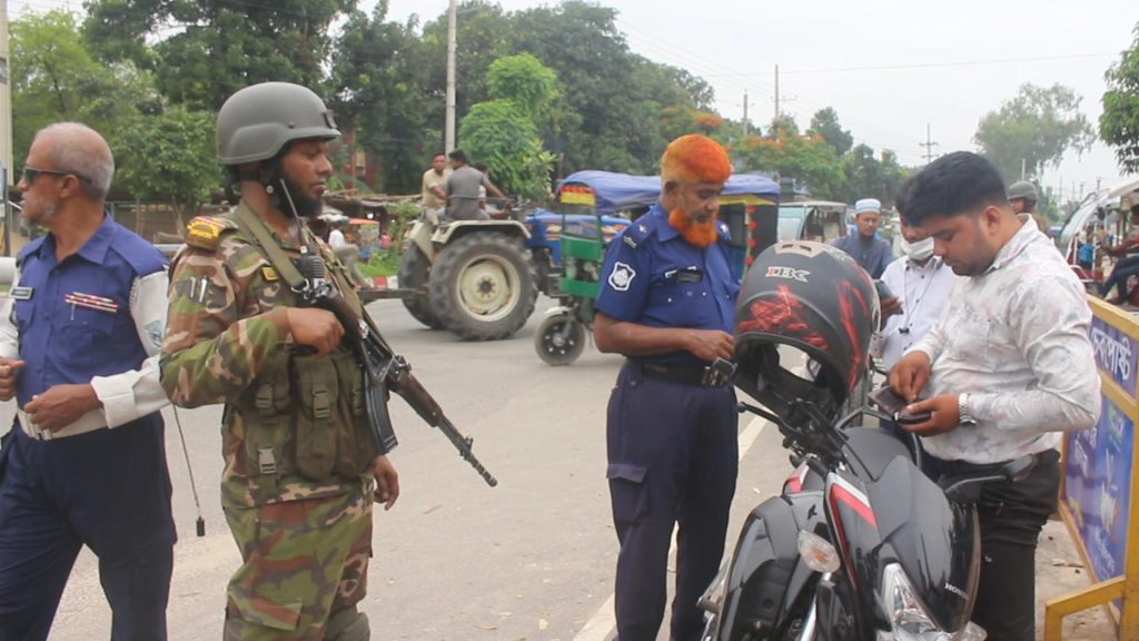 ঈদকে কেন্দ্র করে ঠাকুরগাঁওয়ে নিরাপত্তায় তৎপর সেনাবাহিনী