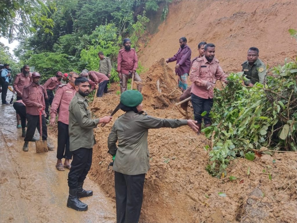খাগড়াছড়িতে পাহাড়ধস: হিল আনসার-ভিডিপির মানবিক উদ্যোগে স্বস্তি ফিরেছে দুর্গত জনপদে