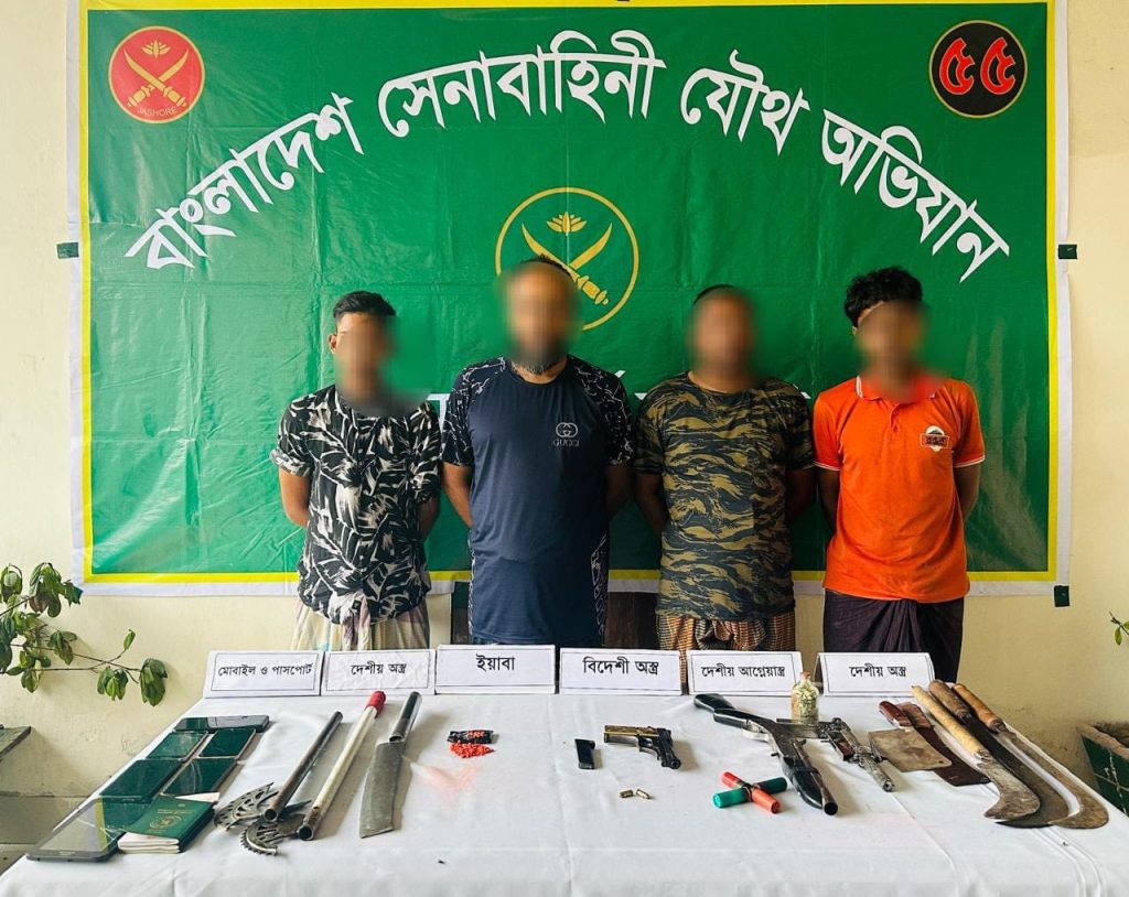 খুলনা ও চুয়াডাঙ্গায় সেনাবাহিনীর অভিযান: অবৈধ অস্ত্রসহ ৫ সন্ত্রাসী গ্রেফতার