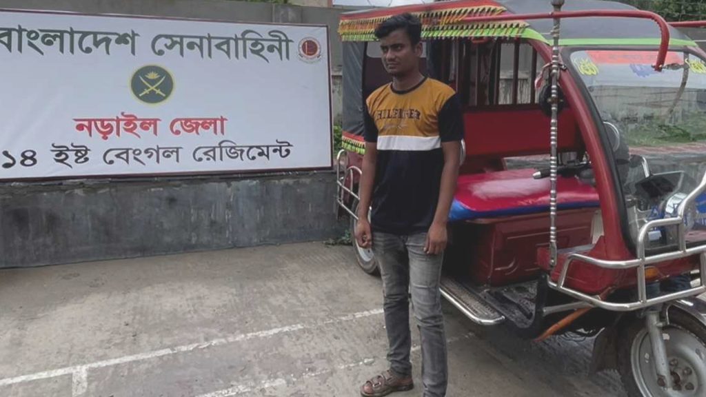 হারানো অটোরিকশা উদ্ধার করে চালকের মুখে হাসি ফিরিয়ে দিল সেনাবাহিনী
