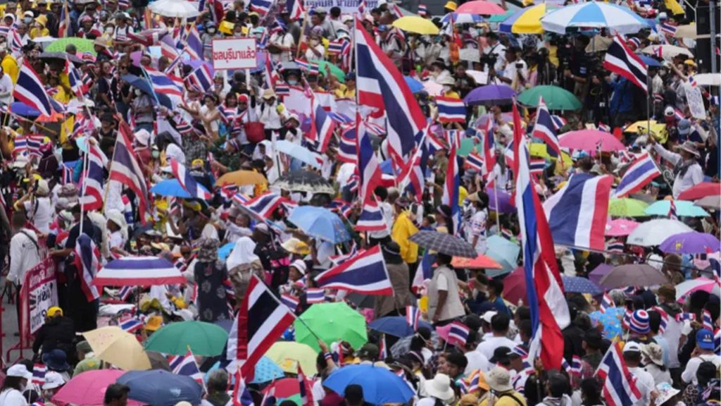 প্রধানমন্ত্রীর পদত্যাগের দাবিতে বিক্ষোভে উত্তাল থাইল্যান্ড