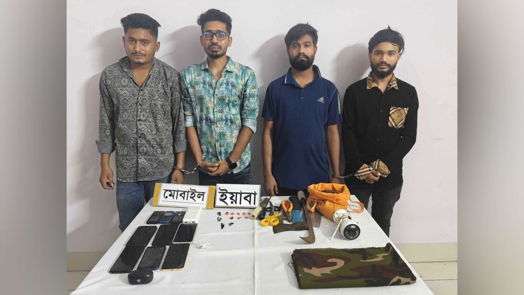 কুমিল্লায় সেনাবাহিনীর ইউনিফর্মের কাপড়-অস্ত্রসহ কিশোর গ্যাংয়ের ৪ সদস্য আটক