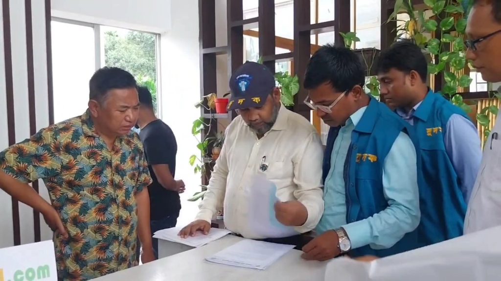 খাগড়াছড়িতে সড়কের জায়গা দখল করে ব্যবসা প্রতিষ্ঠান, দুদকের অভিযান