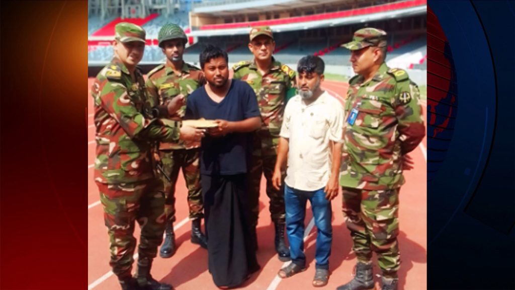 স্টেডিয়ামে পতাকা বিক্রি করা সেই যুবককে লাখ টাকা উপহার দিলো সেনাবাহিনী