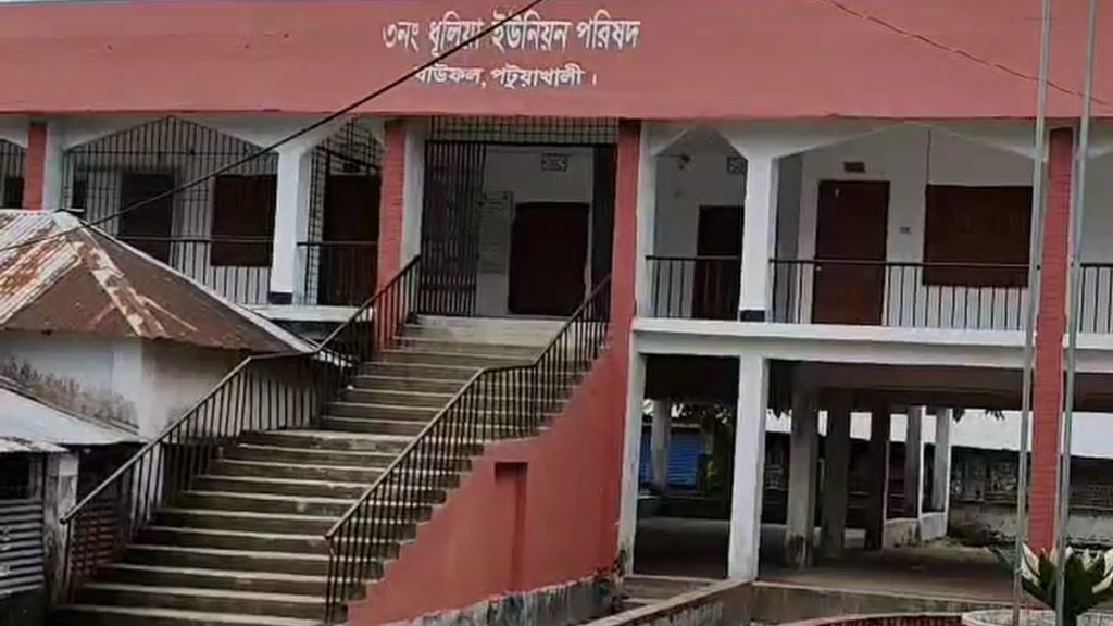 সেনাবাহিনীর মানবিক উদ্যোগে ঘুষের টাকা ফেরত পাচ্ছেন জেলেরা