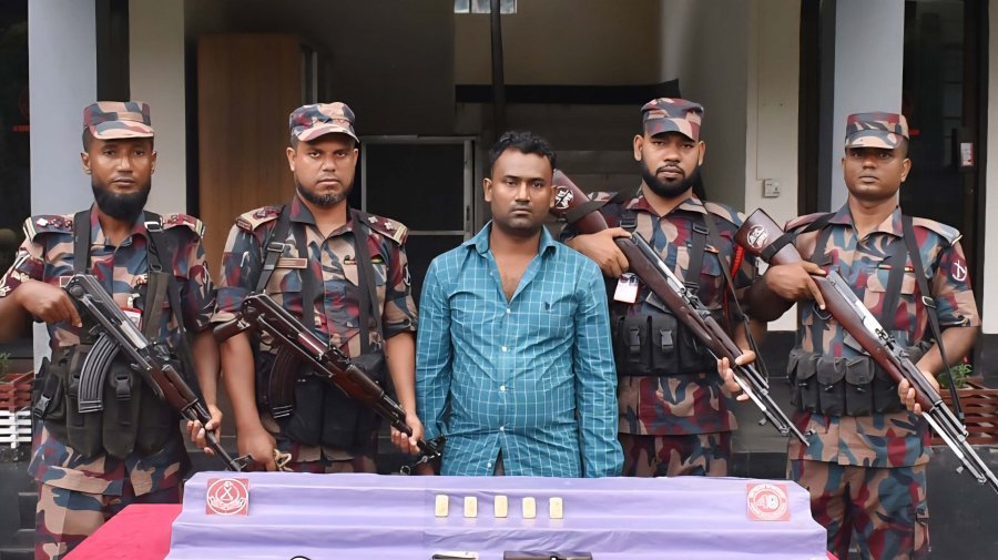 পাচারকারীর জুতার ভেতরে ৮৭ লাখ টাকার স্বর্ণের বার