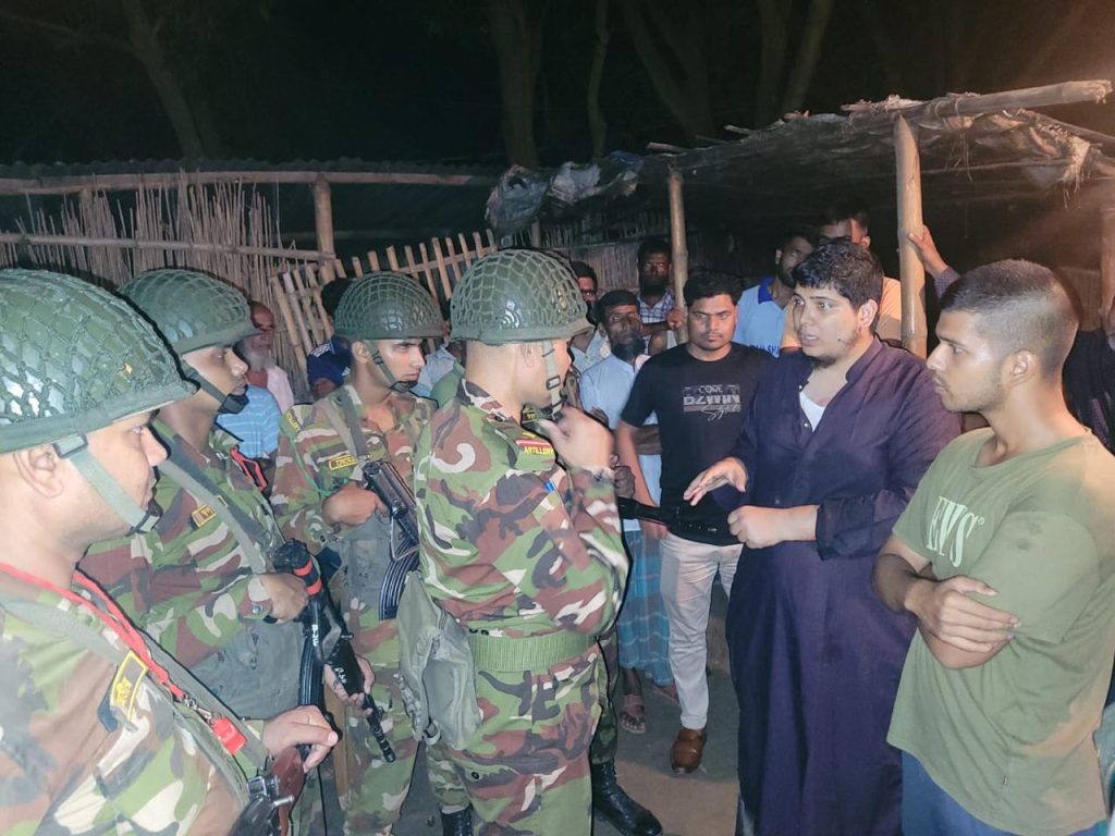 শাহজাদপুরে দুর্বৃত্তদের হামলার পর সেনাবাহিনীর তাৎক্ষণিক হস্তক্ষেপ, পরিস্থিতি নিয়ন্ত্রণে