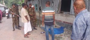 সিরাজগঞ্জে দুই গ্রামের সংঘর্ষে বাড়িঘর ভাঙচুর ও অগ্নিসংযোগ, সেনাবাহিনীর হস্তক্ষেপে পরিস্থিতি নিয়ন্ত্রণে