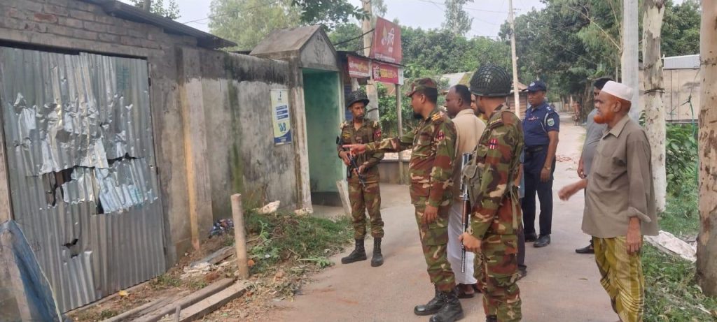 সিরাজগঞ্জে দুই গ্রামের সংঘর্ষে বাড়িঘর ভাঙচুর ও অগ্নিসংযোগ, সেনাবাহিনীর হস্তক্ষেপে পরিস্থিতি নিয়ন্ত্রণে