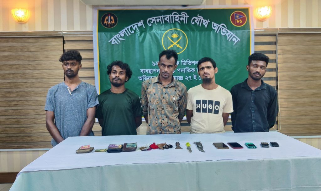 সাভারে সেনাবাহিনীর অভিযানে ছিনতাইকারী চক্রের প্রধানসহ ৫ জন আটক