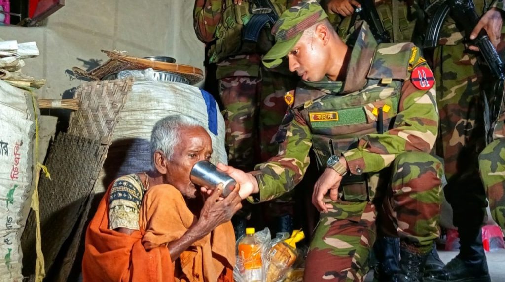 সেনাবাহিনীর মানবিক হস্তক্ষেপে আশ্রয় পেলেন অবহেলিত ৯০ বছর বয়সী বৃদ্ধা মা