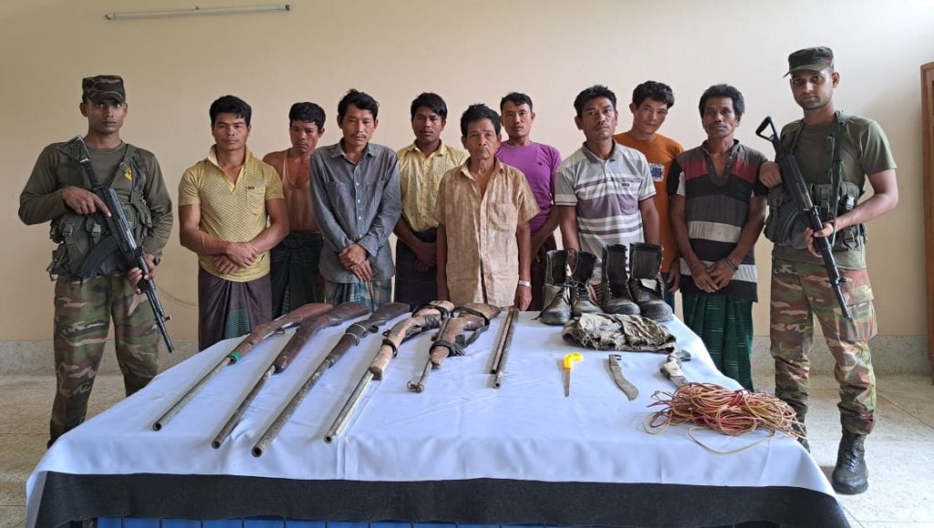 বান্দরবানে সেনা অভিযানে ৯ জেএসএস সন্ত্রাসী আটক, অস্ত্র ও নানা সরঞ্জাম উদ্ধার