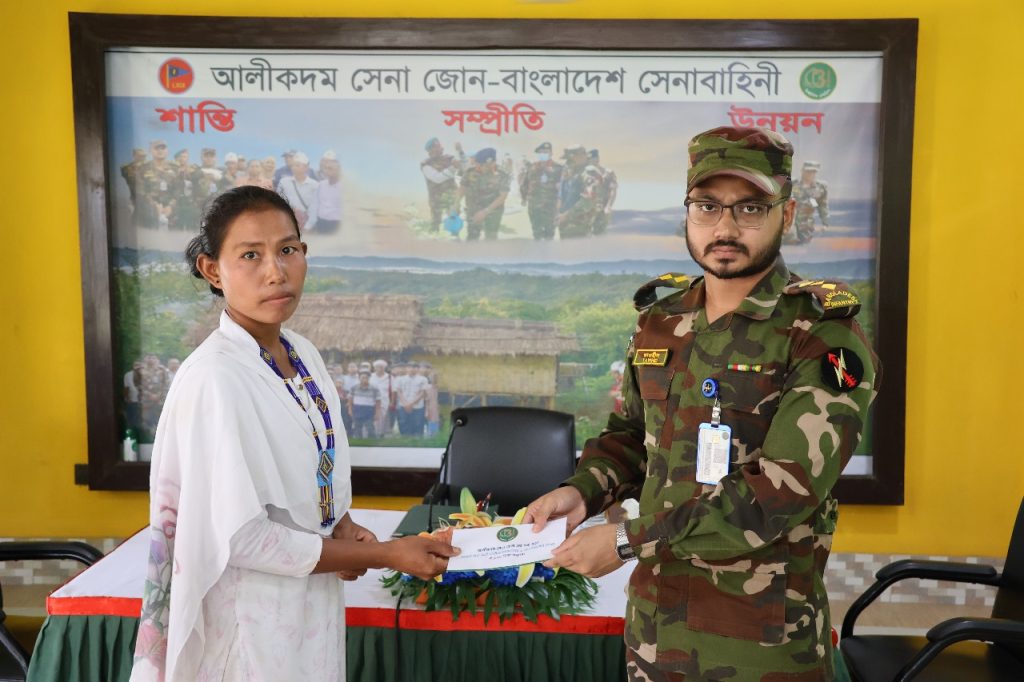 আলীকদমে দুঃস্থ শিক্ষার্থী ও জনগণের মাঝে সেনাবাহিনীর আর্থিক সহায়তা