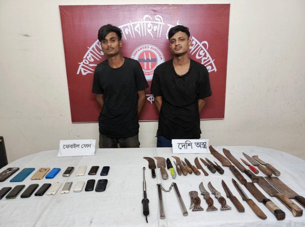 বগুড়ায় কিশোর গ্যাংবিরোধী সেনা অভিযান: দেশীয় অস্ত্র ও ছিনতাইকৃত মোবাইলসহ দুইজন আটক