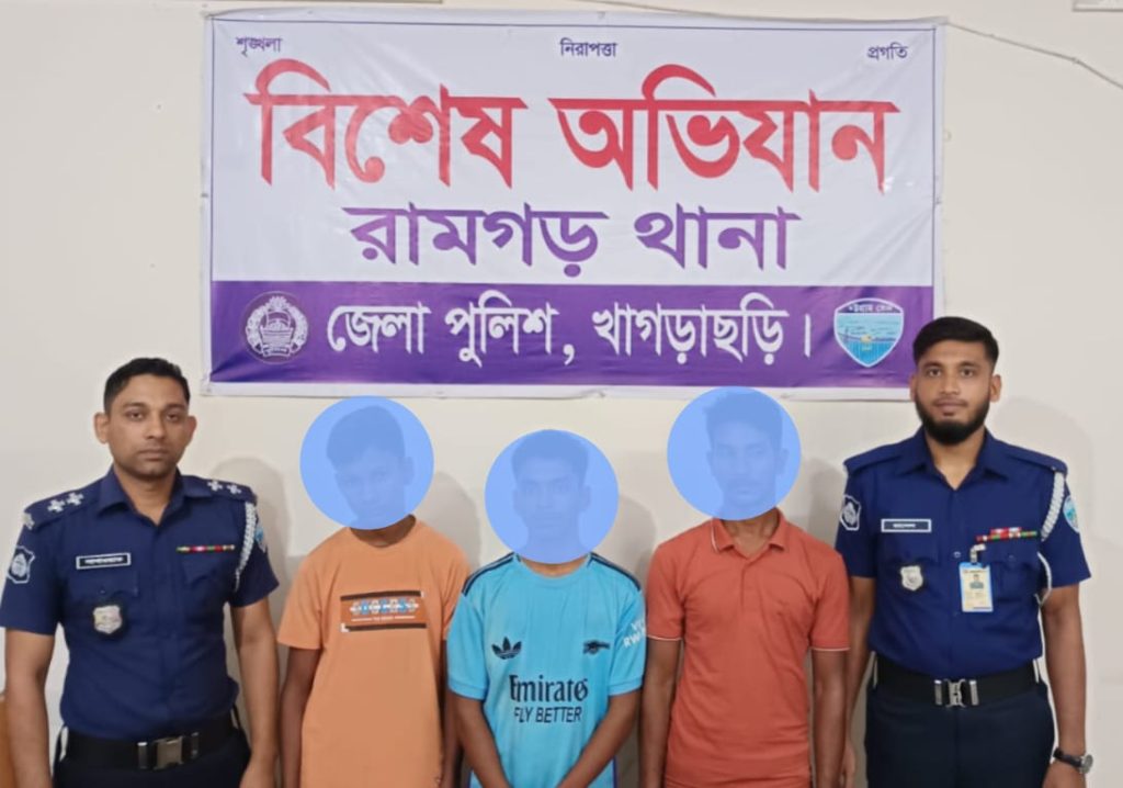 ভারতে অনুপ্রবেশকালে রামগড়ে ৩ বাংলাদেশি যুবক আটক