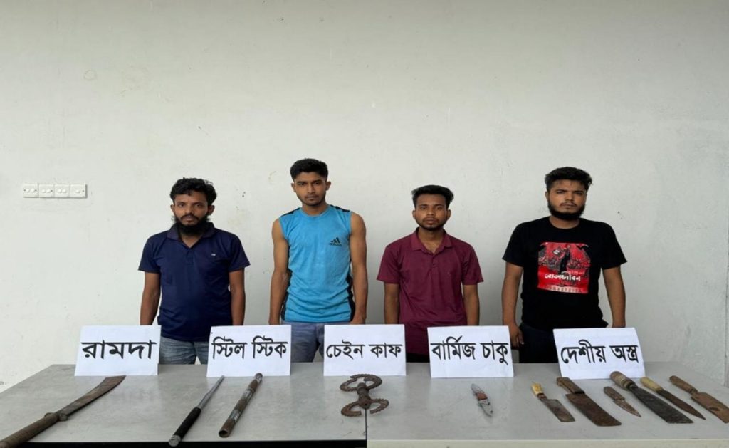 বগুড়ায় সেনাবাহিনীর অভিযানে দেশীয় অস্ত্রসহ কিশোর গ্যাংয়ের চার সদস্য আটক