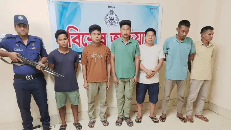 বান্দরবানে সেনাবাহিনীর বিশেষ অভিযানে ছয় চাঁদাবাজ আটক