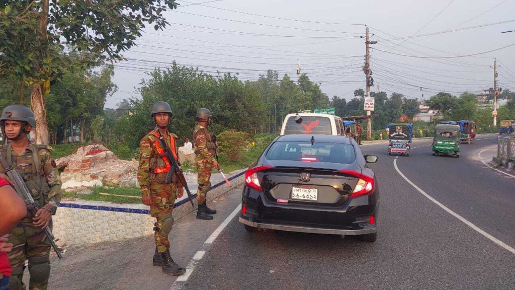 ঠাকুরগাঁওয়ের সড়কের শৃঙ্খলা নিশ্চিতে সেনা তল্লাশি জোরদার