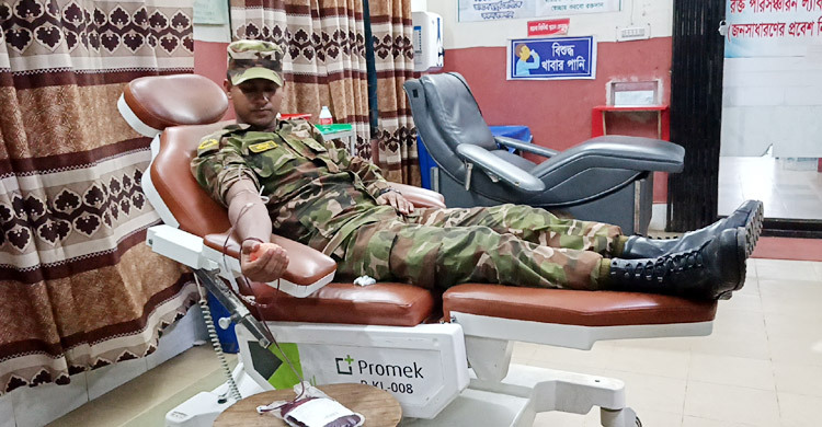 জরুরি মুহূর্তে রক্তদান: দিনাজপুরে প্রসূতির প্রাণ বাঁচালেন টহলরত সেনা সদস্য