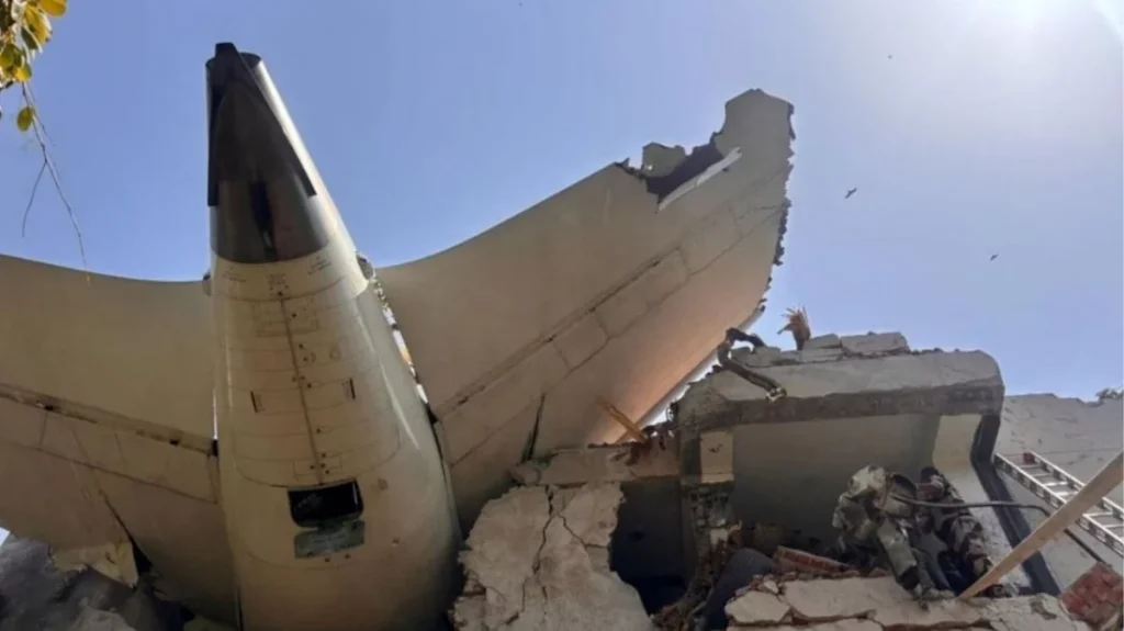 ভারতে বিধ্বস্ত বিমানের কেউ বেঁচে নেই