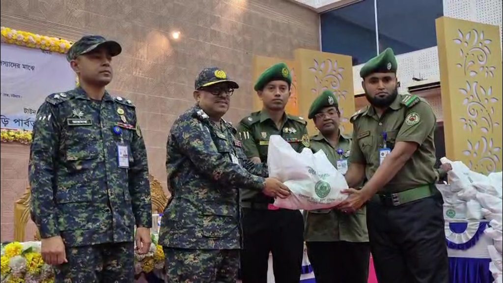 খাগড়াছড়িতে ঈদ উপহার পেলেন আনসার-ভিডিপি সদস্যরা