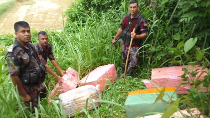ফেনী সীমান্তে বিপুল পরিমাণ ভারতীয় মাদক ও কসমেটিকস সামগ্রী জব্দ করল বিজিবি