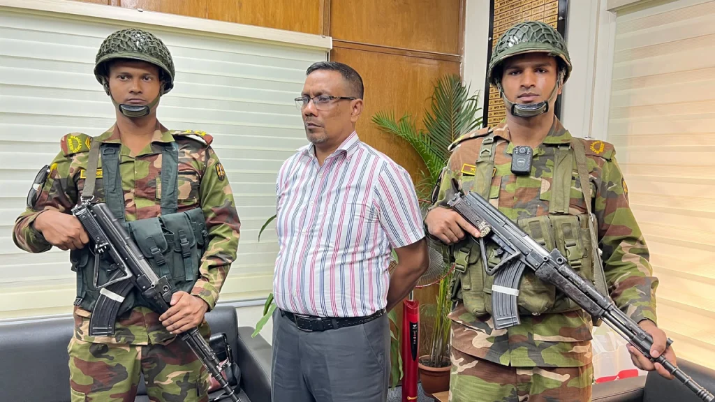 মতিঝিলে সেনাবাহিনীর হাতে ভুয়া মেজর আটক