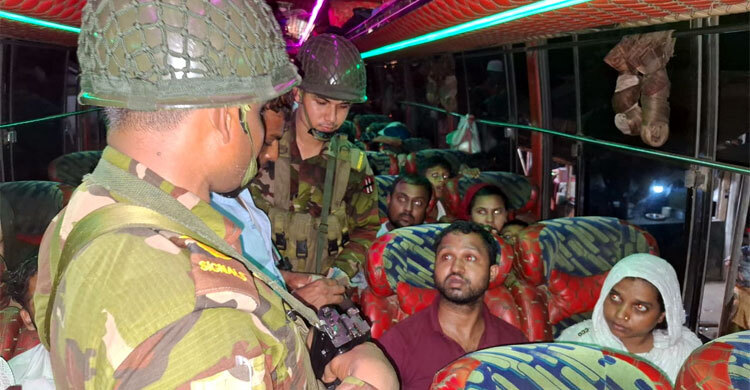 জয়পুরহাটে সেনাবাহিনীর অভিযানে অতিরিক্ত ভাড়া ফেরত পেলেন ৬০০ যাত্রী