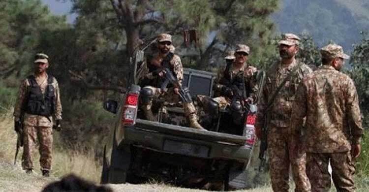 পাকিস্তানে আত্মঘাতী হামলায় ১৬ সেনা নিহত