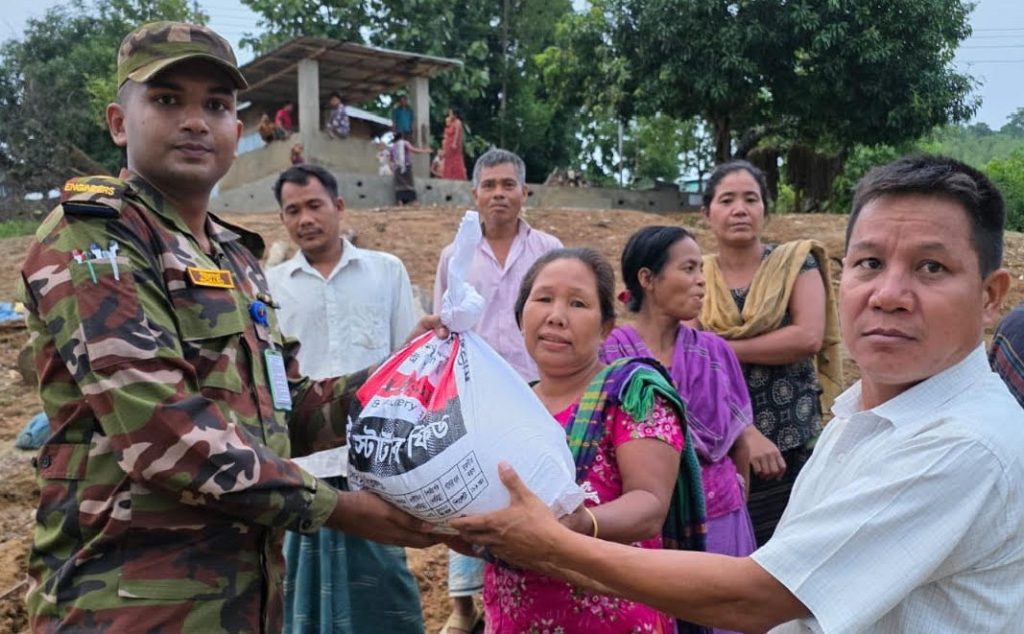 কাপ্তাইয়ে সেনাবাহিনীর উদ্যোগে দুর্যোগকবলিত মানুষের মাঝে খাদ্যসামগ্রী বিতরণ
