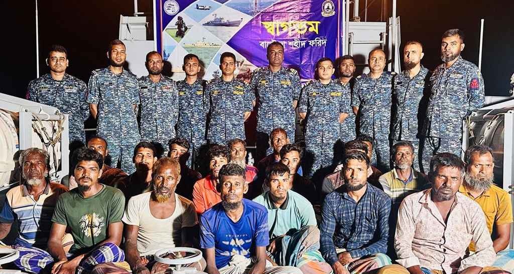 সাগরে চার দিন ধরে ভাসতে থাকা ১৮ জেলেকে উদ্ধার করল নৌবাহিনী