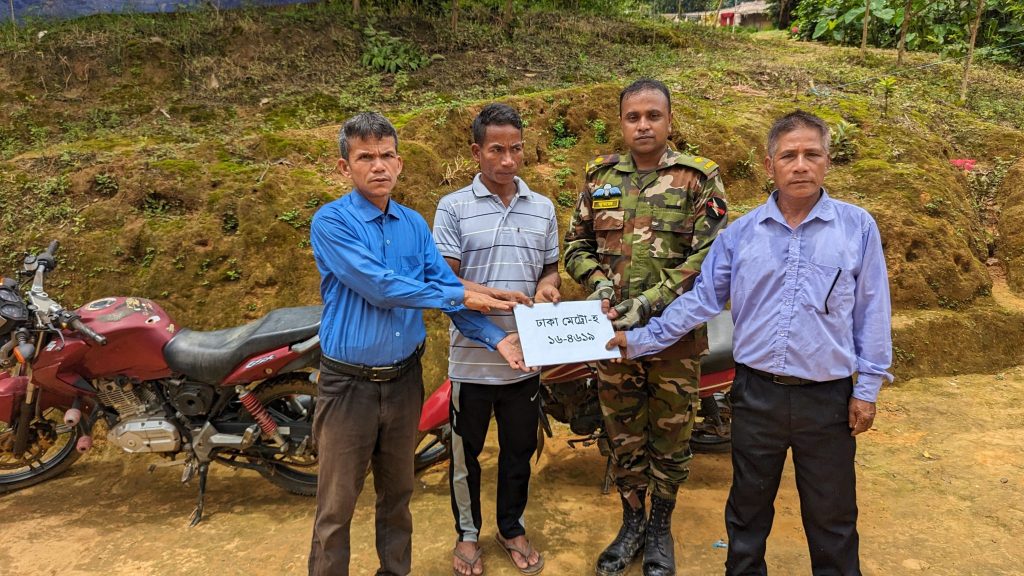 বান্দরবানের বম জনগোষ্ঠীর জব্দকৃত মোটরসাইকেল ফেরত দিল সেনাবাহিনী, সহায়তা ও নিরাপত্তার আশ্বাস
