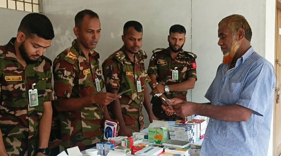 টাঙ্গাইলে সেনাবাহিনীর মেডিক্যাল ক্যাম্প, ১৫০০ রোগীকে বিনামূল্যে চিকিৎসা সেবা প্রদান