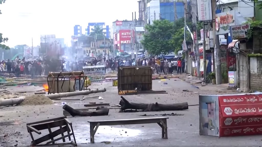গোপালগঞ্জ সহিংসতা: ৭৫ জনের নাম উল্লেখ ও অজ্ঞাত ৫০০ জনের বিরুদ্ধে মামলা; গ্রেপ্তার ৪৫