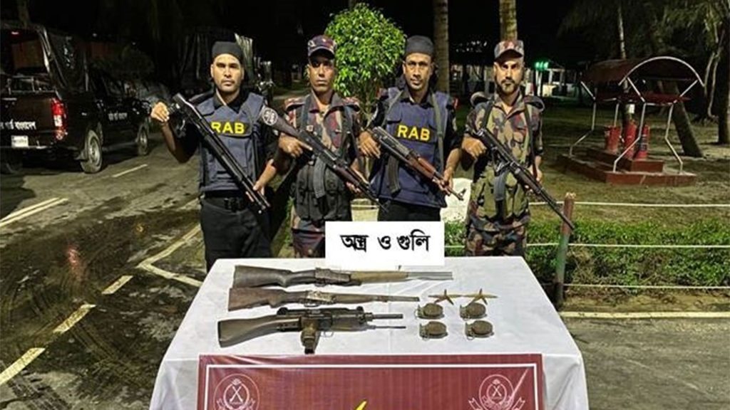 টেকনাফে গুলি করে পালালো ডাকাতরা, দেশি-বিদেশি অস্ত্র ও গ্রেনেড উদ্ধার