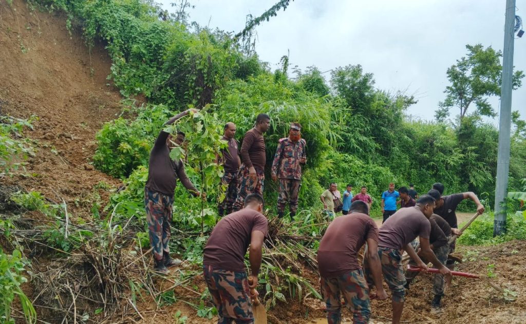 সাজেকে পাহাড় ধস: বিজিবির প্রচেষ্টায় ৫ ঘণ্টা পর কংলাক সড়কে স্বাভাবিক হয় যান চলাচল