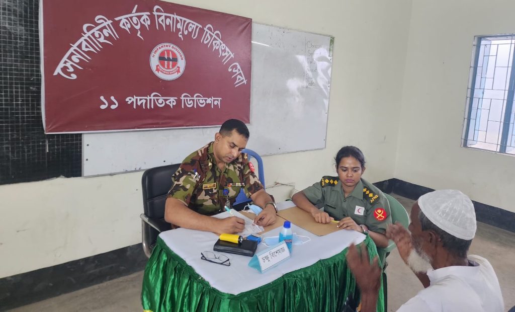বগুড়ায় সেনাবাহিনী কর্তৃক বিনামূল্যে চিকিৎসা সেবা কার্যক্রম, সেবা পেলেন প্রায় ২ হাজার মানুষ