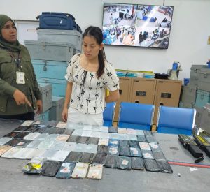 শাহজালাল বিমানবন্দরে আনসার সদস্যদের তৎপরতায় ৭৯টি মোবাইল ফোনসহ চীনা নারী আটক