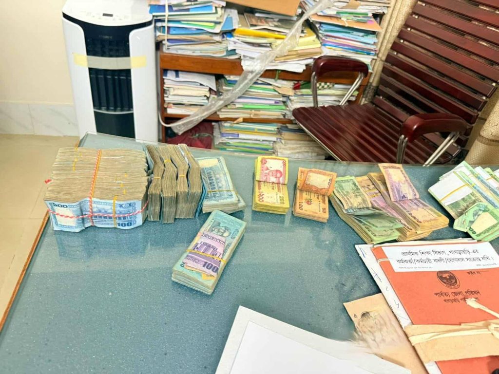 খাগড়াছড়ি জেলা পরিষদ চেয়ারম্যানের কক্ষ থেকে বেনামি প্রায় ৯ লাখ টাকা উদ্ধার