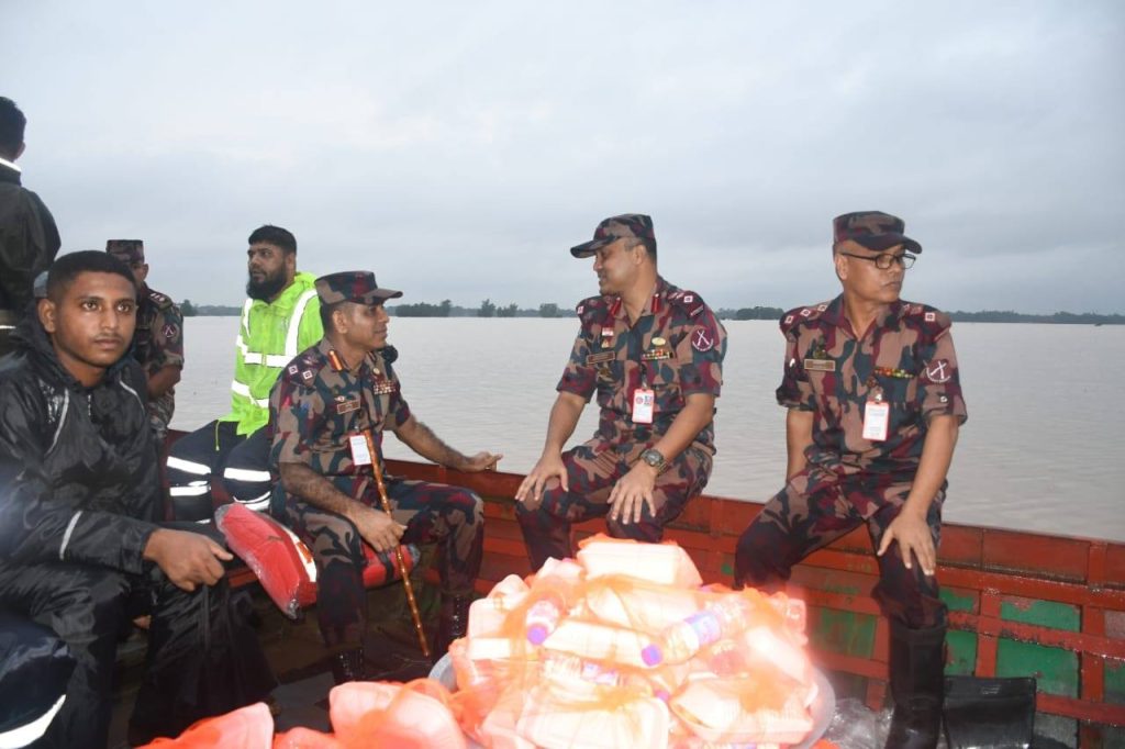ফেনীতে বন্যা দুর্গত মানুষের পাশে বিজিবি