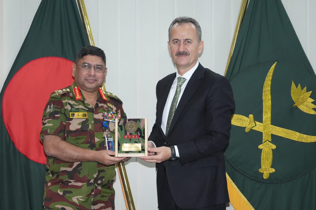 সেনাবাহিনী প্রধানের সাথে তুরস্কের ডিফেন্স ইন্ডাস্ট্রিজ সেক্রেটারির সৌজন্য সাক্ষাৎ