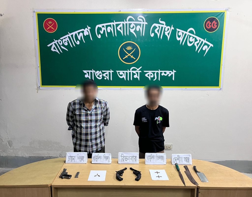 মাগুরা, ঝিনাইদহ ও কুষ্টিয়ায় সেনাবাহিনীর অভিযানে অবৈধ অস্ত্র উদ্ধার, গ্রেফতার ৪