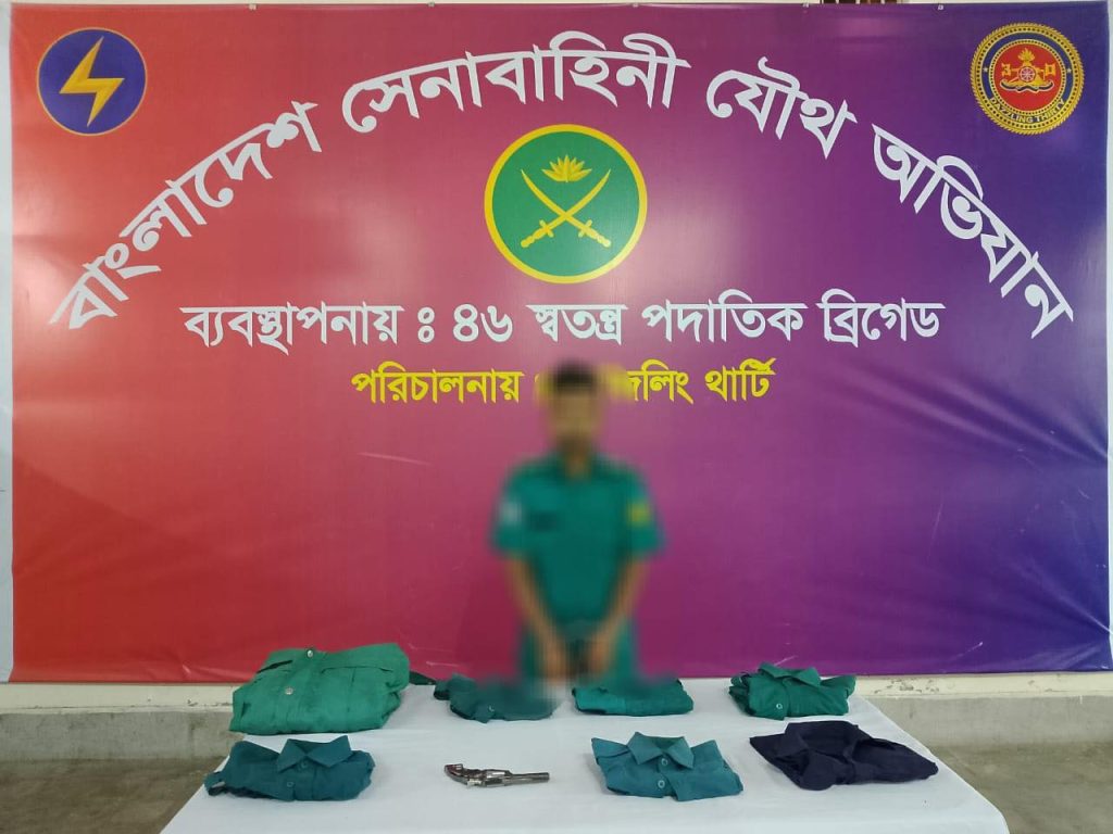 কলাবাগানে সেনা-পুলিশের যৌথ অভিযানে ছদ্মবেশী চাঁদাবাজ বাবু গ্রেফতার