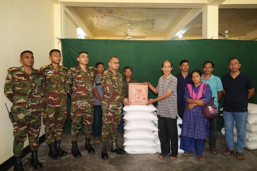 বান্দরবানে সহিংসতার পথ ছেড়ে আত্মসমর্পণকারী কেএনএফ সদস্যদের পাশে দাঁড়ালো সেনাবাহিনী