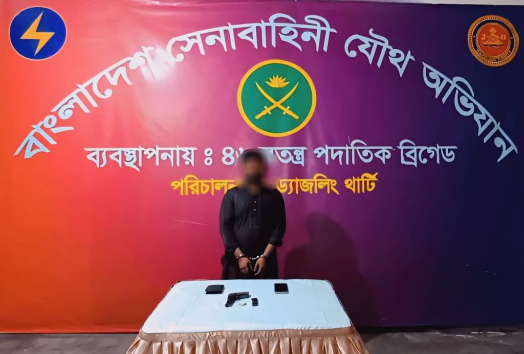 রাজধানীর কলাবাগানে যৌথ অভিযানে অবৈধ অস্ত্রসহ তালিকাভুক্ত সন্ত্রাসী গ্রেফতার