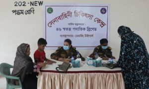 রাজধানীর বসিলায় ৯ শতাধিক মানুষকে বিনামূল্যে চিকিৎসা সেবা দিল সেনাবাহিনী