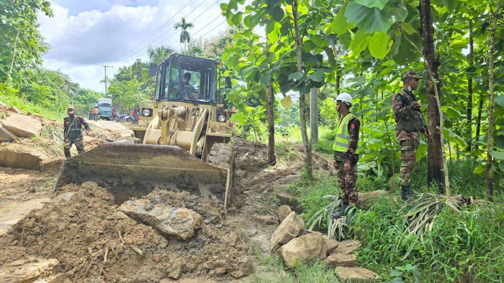 সাজেক সড়কে পাহাড় ধস, সেনাবাহিনী-বিজিবির তৎপরতায় যান চলাচল স্বাভাবিক