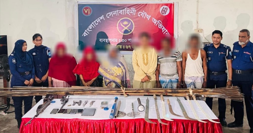 মাদারীপুর ও ঝিনাইদহে পৃথক সেনা অভিযানে অস্ত্র ও গোলাবারুদসহ ৯ জন গ্রেফতার