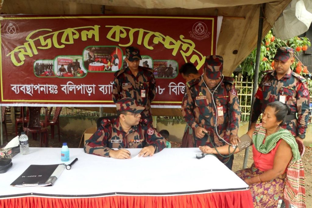 থানচির দুর্গম পাহাড়ে বিজিবির চিকিৎসাসেবা ও ওষুধ বিতরণ