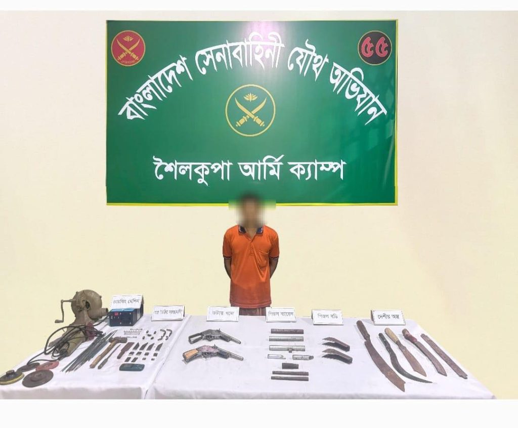 ঝিনাইদহে যৌথ অভিযানে অস্ত্র ব্যবসায়ী গ্রেফতার, বিপুল অস্ত্র ও যন্ত্রপাতি উদ্ধার